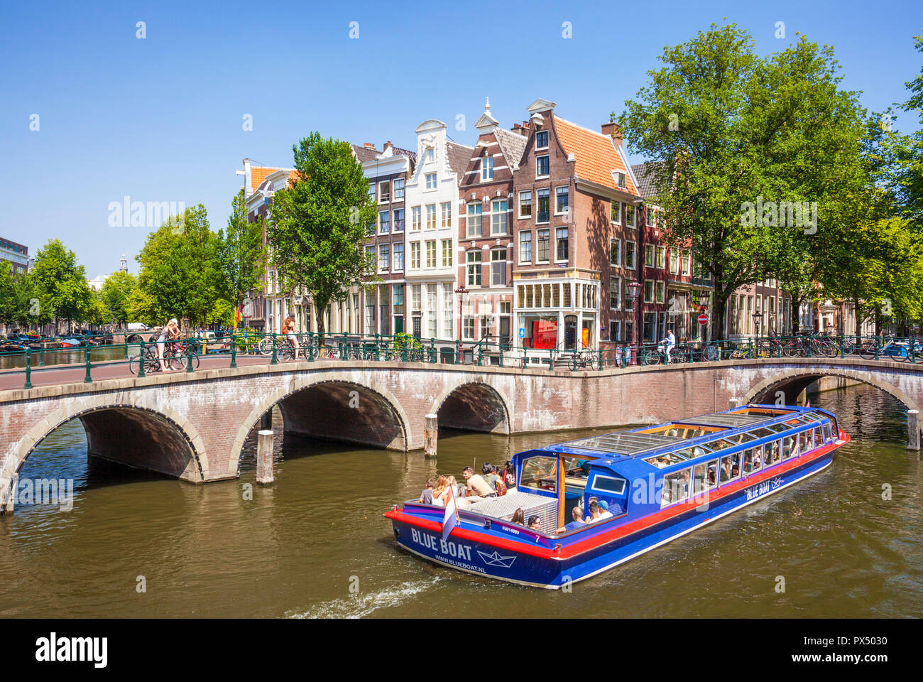 Amsterdam canal boat andare sotto i ponti di Leidsegracht canal in corrispondenza della giunzione con canale Keizergracht Amsterdam Paesi Bassi Olanda UE Europa Foto Stock