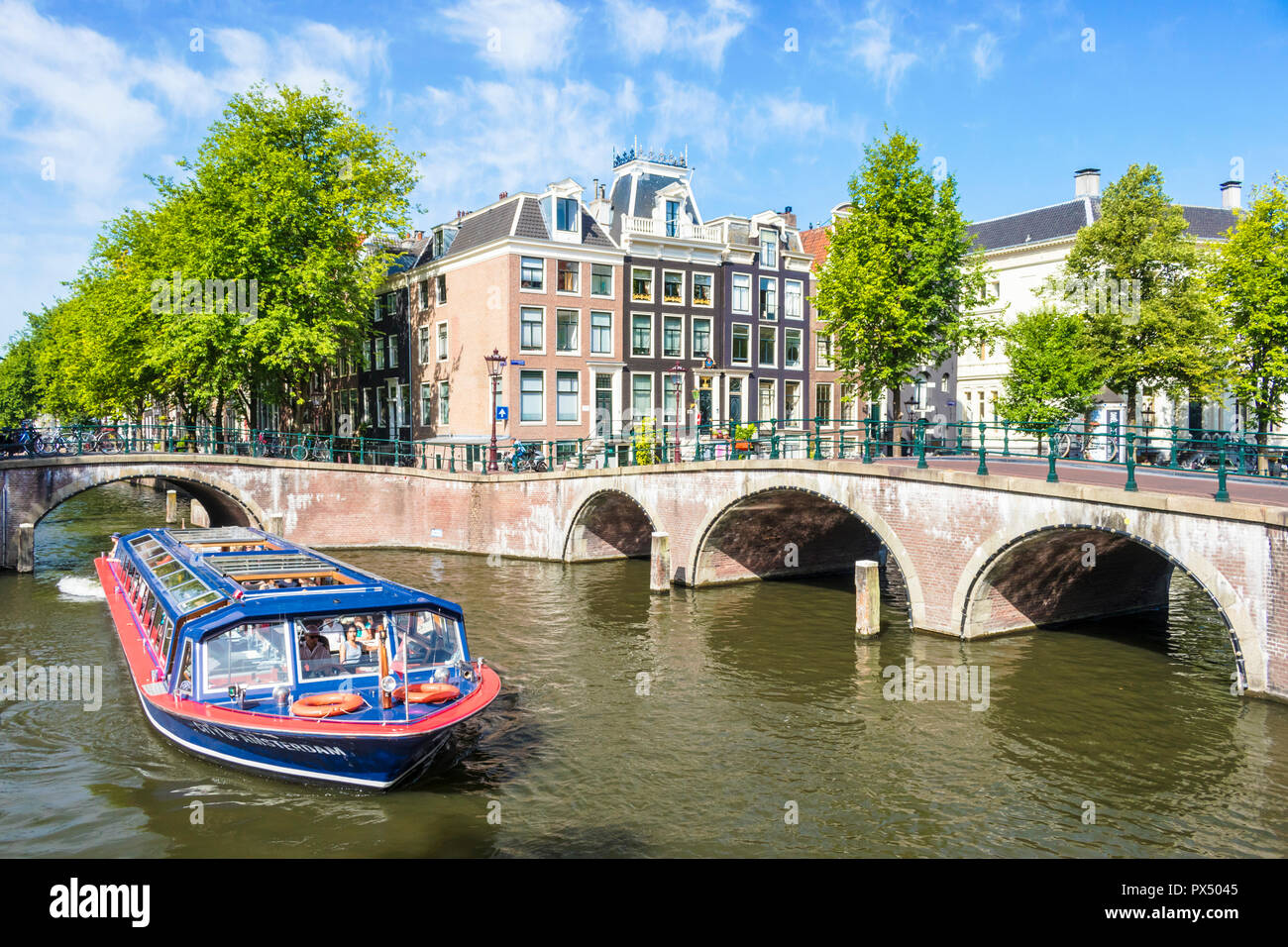 Amsterdam canal boat andare sotto i ponti di Leidsegracht canal in corrispondenza della giunzione con canale Keizergracht Amsterdam Paesi Bassi Olanda UE Europa Foto Stock