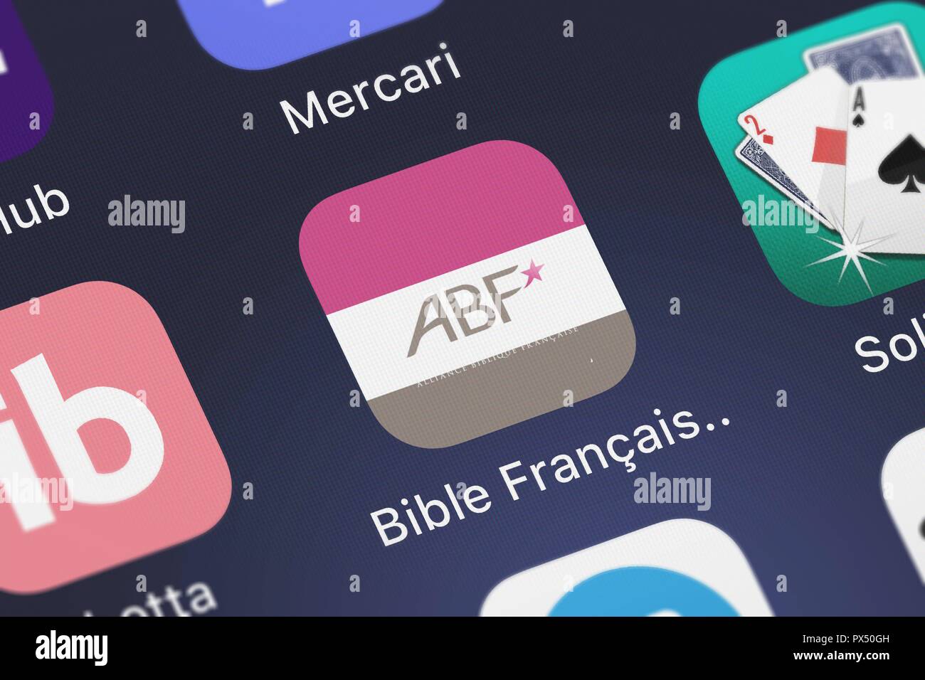 London, Regno Unito - 19 Ottobre 2018: Close-up della Bibbia Française Société icona dalla fede viene dall'ascolto su un iPhone. Foto Stock