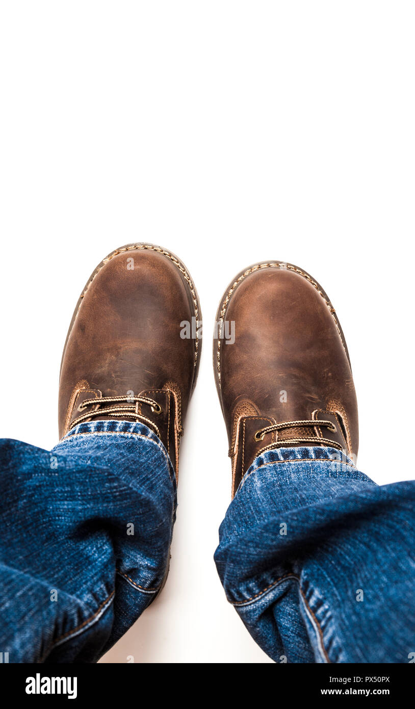 Uomini stivali marrone e blu jeans isolato Foto Stock