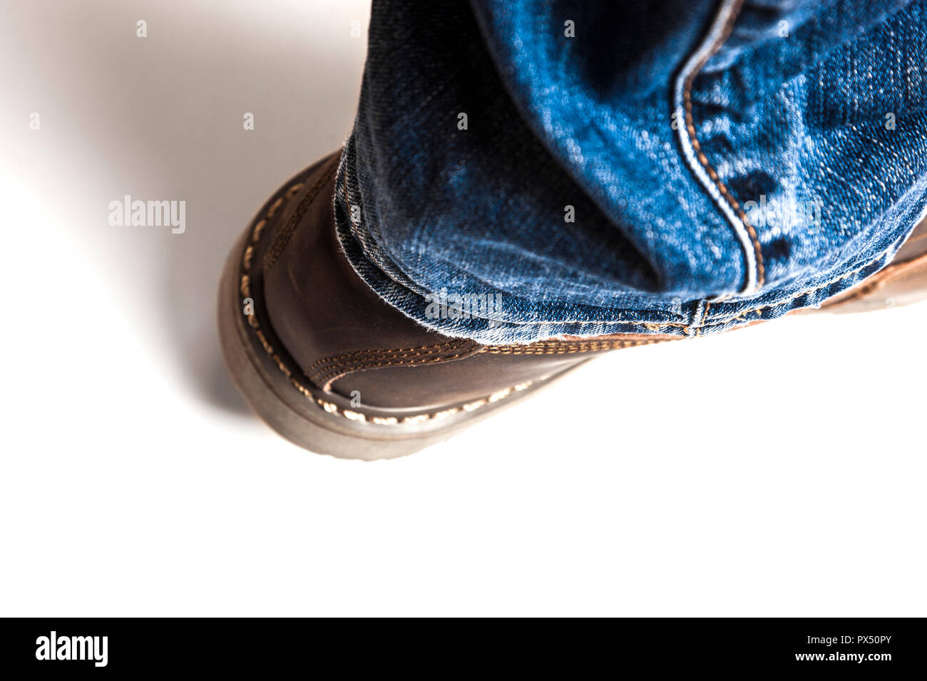 Uomini stivali marrone e blu jeans isolato Foto Stock