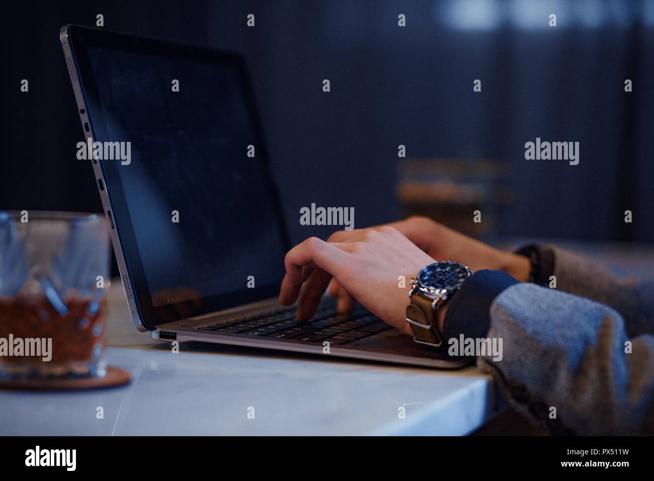 Persona digitando su un laptop moderno in un ufficio Foto Stock