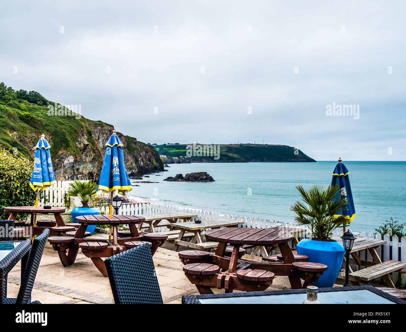 La vista dalla nave Inn di Tresaith guardando verso Aberporth sulla costa gallese in Ceredigion. Foto Stock