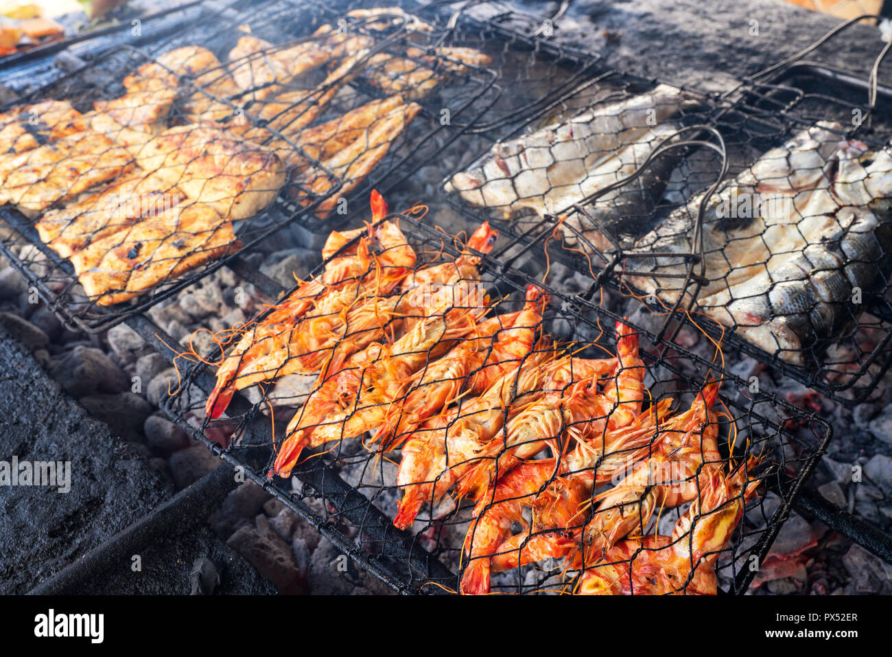 Pesce Fresco Alla Griglia Gamberi E Pesce Polpo Ostriche Cibo Sfondo Barbecue Per La Cottura Barbecue Di Pesce Sul Fuoco Foto Stock Alamy