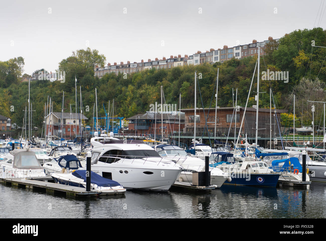 Una vista generale di Penarth Marina dove Owain Jones, 32, è morto dopo aver caduto in acqua e ha subito un attacco di cuore durante la tempesta Callum il 1 ottobre Foto Stock