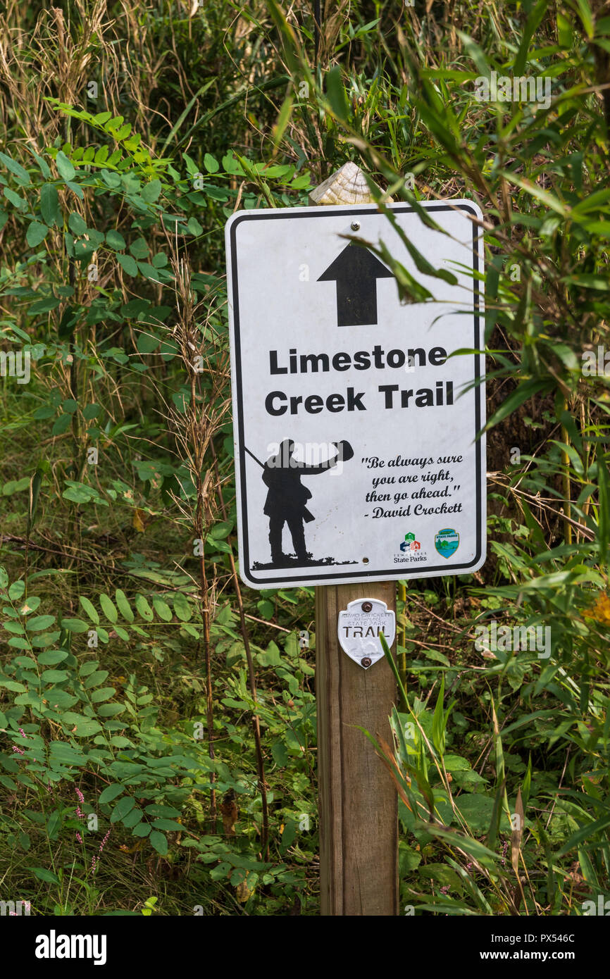 Calcare, TN, Stati Uniti d'America-9/29/18: un segno in corrispondenza della testa del calcare Big Creek Trail, con una citazione da Davy Crockett. Foto Stock