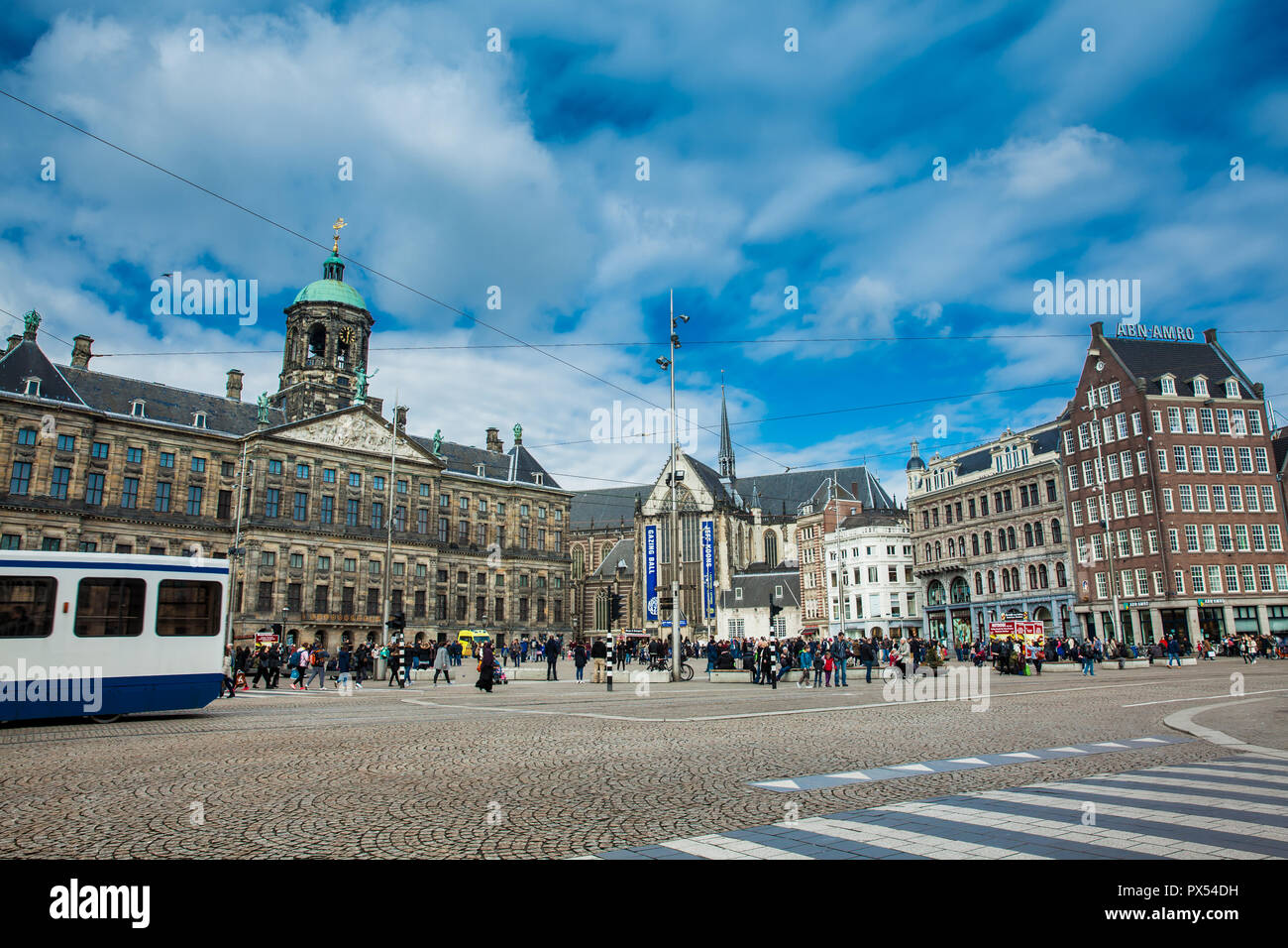 Piazza Dam e il Palazzo Reale al vecchio quartiere centrale di Amsterdam in un freddo inizio giornata di primavera Foto Stock