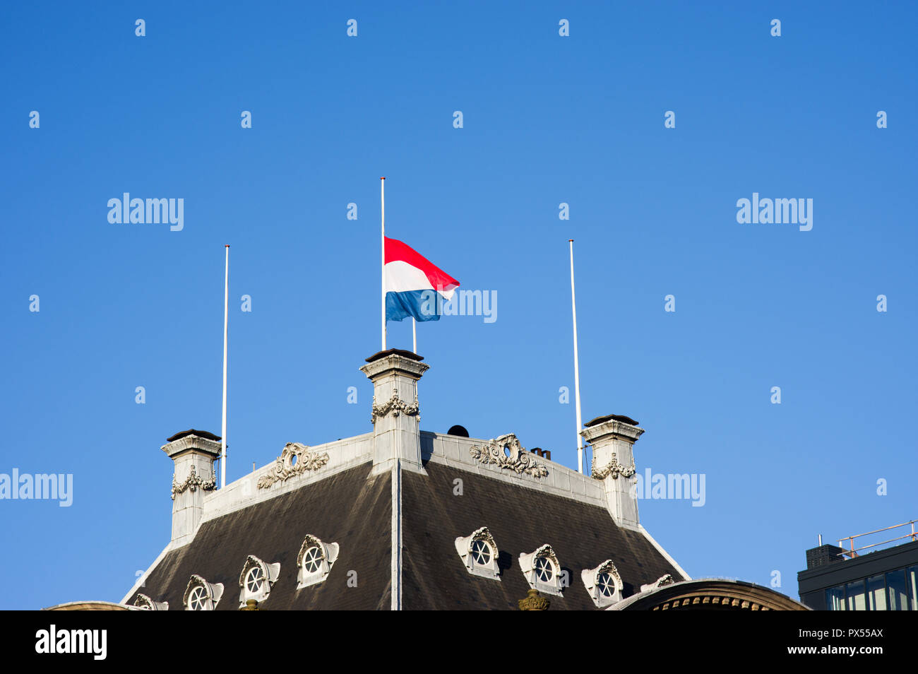 Bandiera olandese metà sollevato su una facciata del memorial day Foto Stock