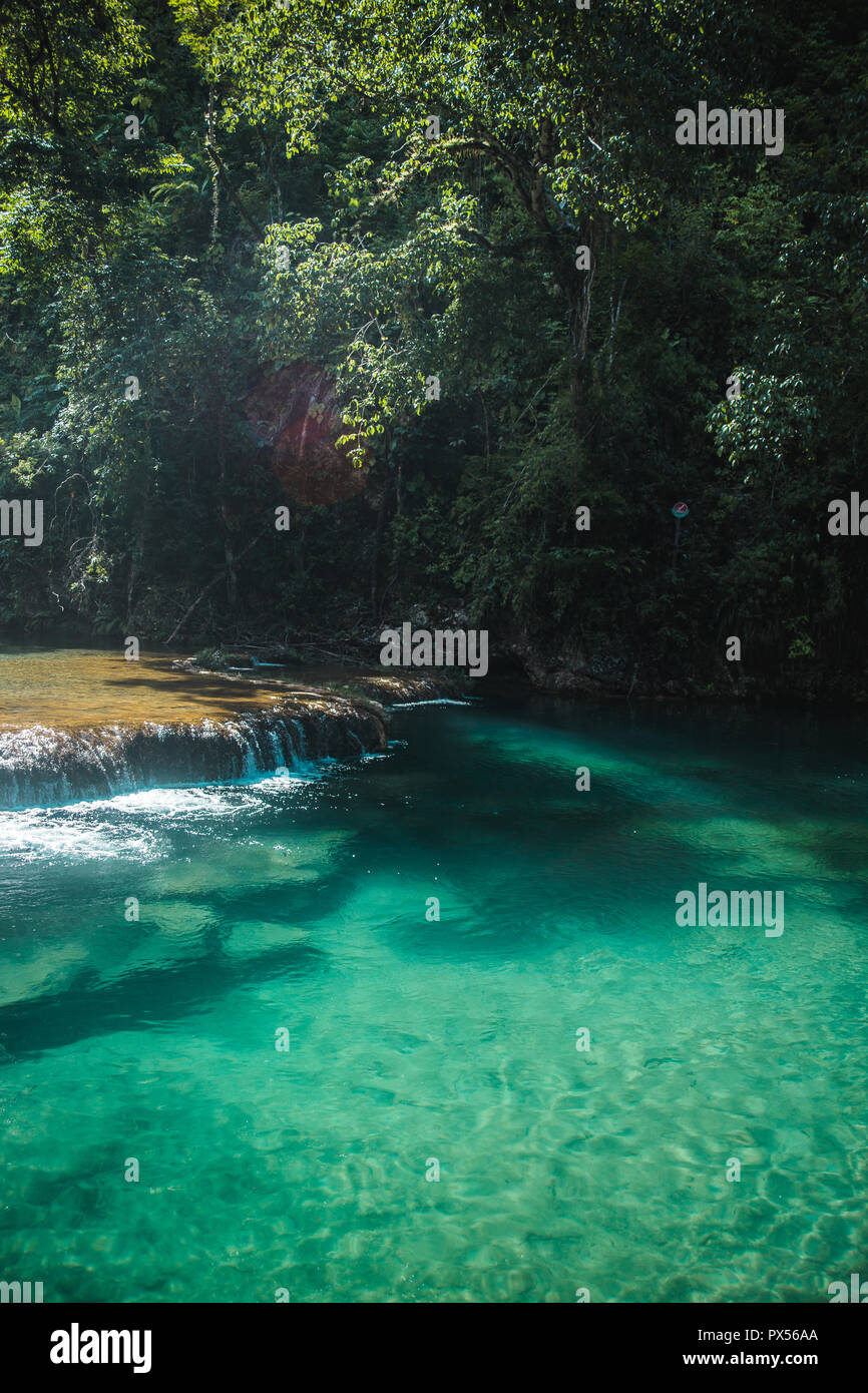 Bella, turchese piscine naturali di Semuc Champey, una popolare destinazione turistica in Guatemala Foto Stock