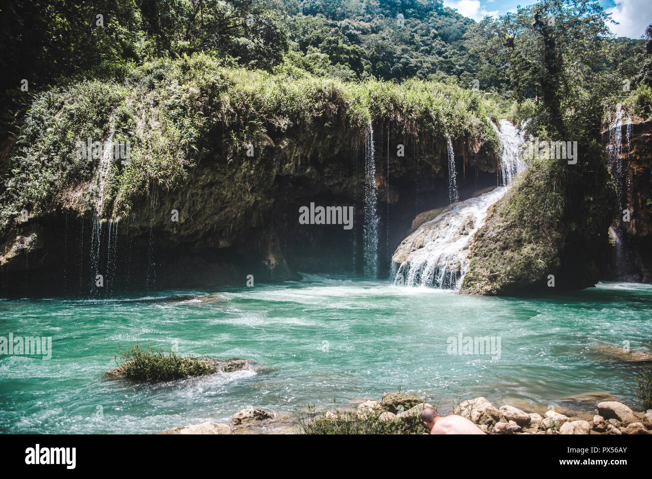 Bella, turchese piscine naturali di Semuc Champey, una popolare destinazione turistica in Guatemala Foto Stock