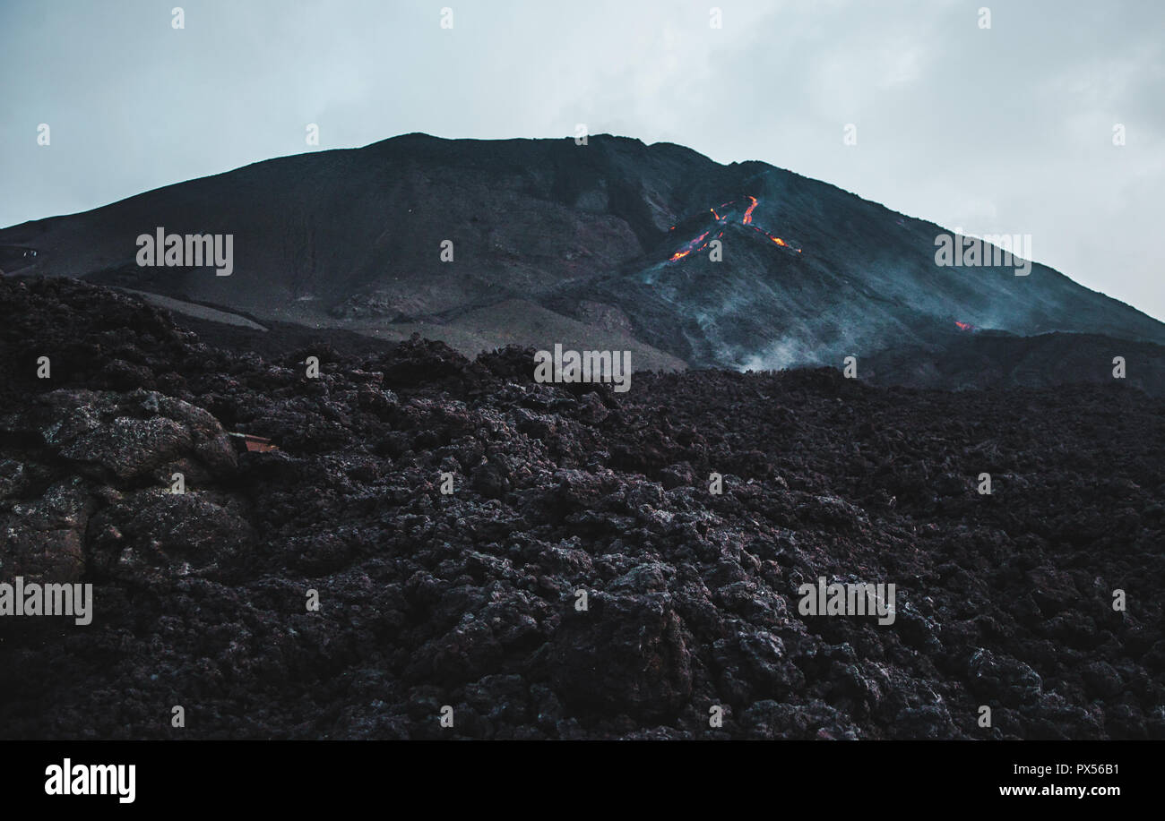 Piccola roccia vulcanica e flusso di lava verso il basso Pacaya vulcano, uno del Guatemala la maggior parte dei vulcani attivi Foto Stock