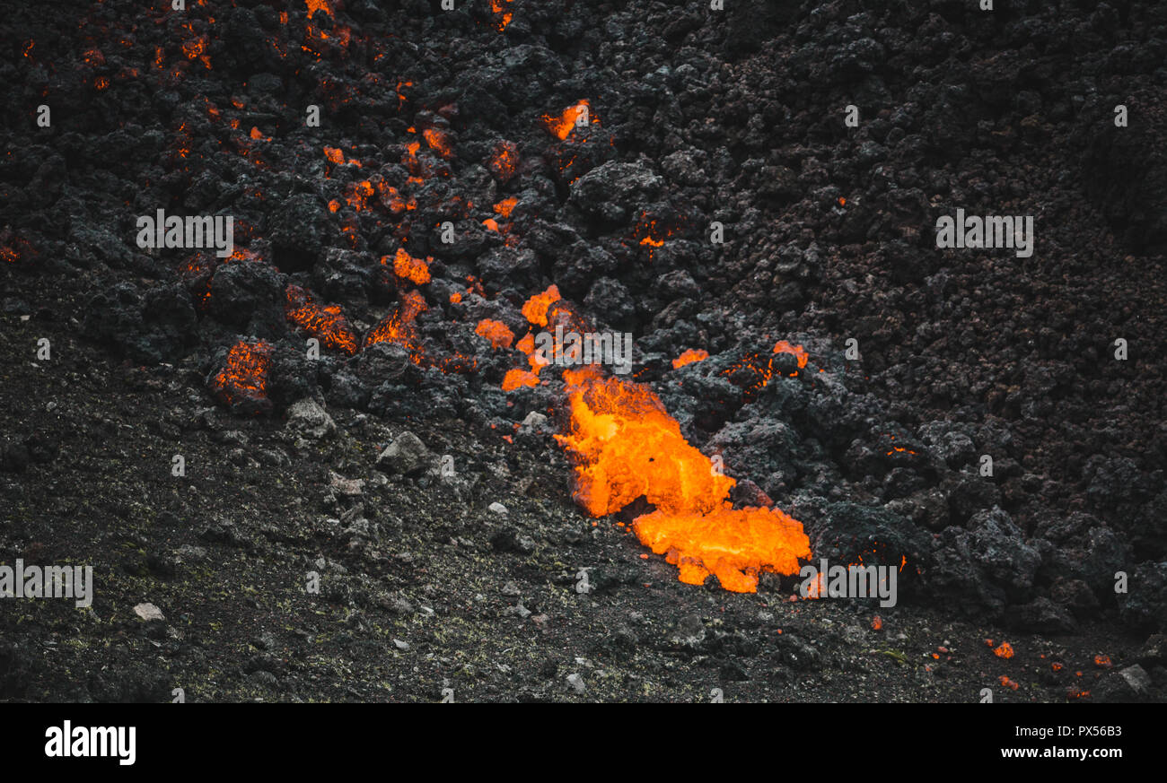 Red Hot roccia vulcanica rotola giù il lato dell'attivo vulcano Pacaya, Guatemala Foto Stock