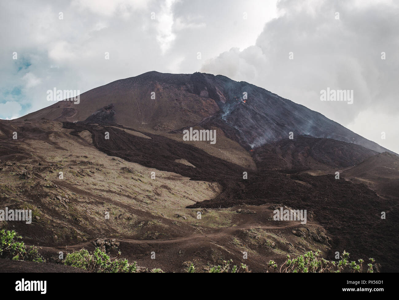 Piccola roccia vulcanica e flusso di lava verso il basso Pacaya vulcano, uno del Guatemala la maggior parte dei vulcani attivi Foto Stock