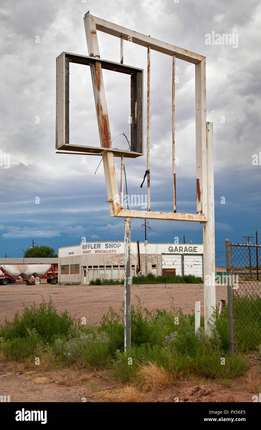 Vecchio Garage abbandonato sul percorso 66, Holbrook, Arizona, Stati Uniti d'America Foto Stock