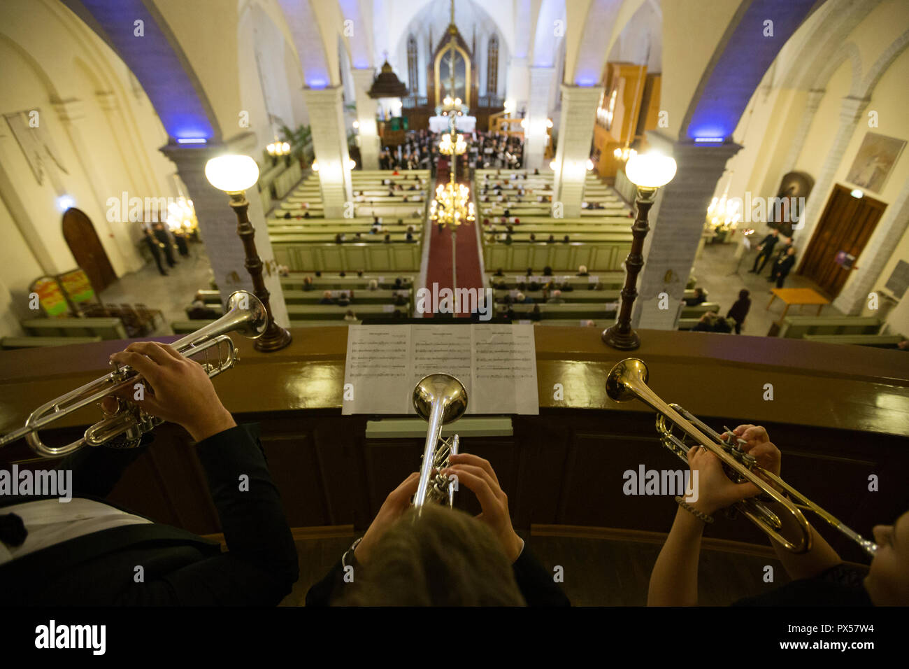 Tre giocatori a campana la riproduzione da un balcone in una chiesa Foto Stock