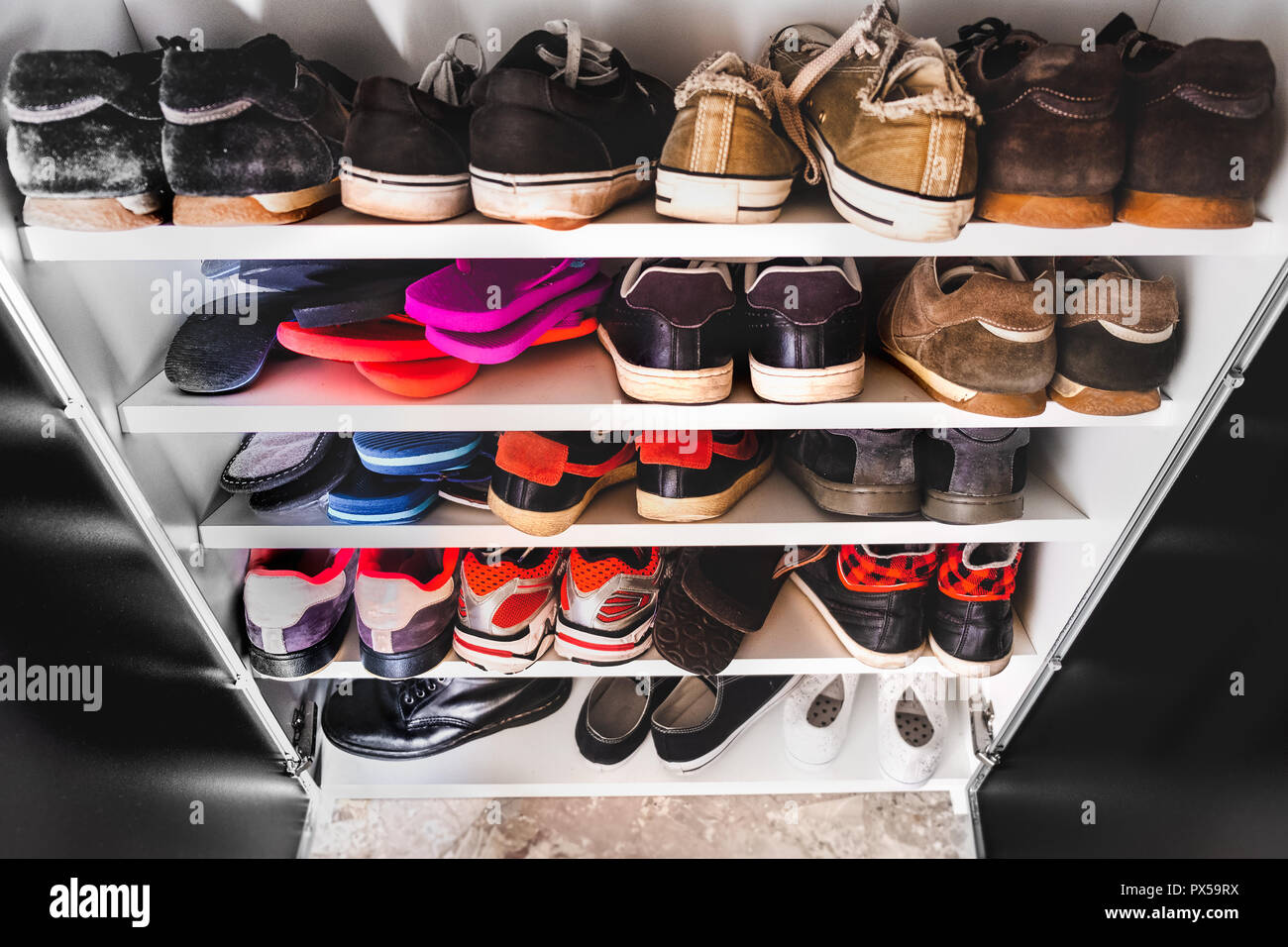 Scarpa rack per uomo molti sneakers ripiani Foto Stock