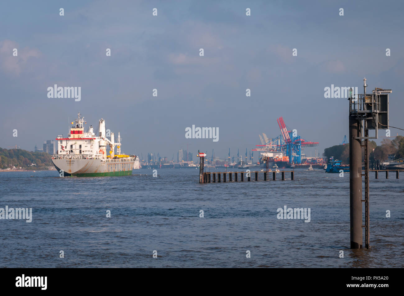 Amburgo, Germania - 20 Ottobre 2014: nave da carico generale YongXing arriva nel porto di Amburgo. YongXing appartiene alla cinese-spedizione polacco Chi di linea Foto Stock
