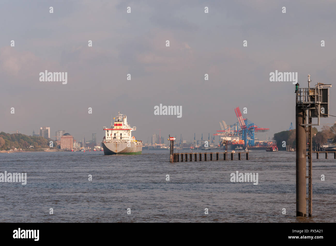Amburgo, Germania - 20 Ottobre 2014: nave da carico generale YongXing arriva nel porto di Amburgo. YongXing appartiene alla cinese-spedizione polacco Chi di linea Foto Stock
