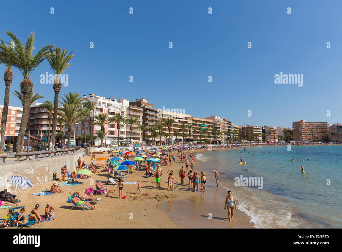 Torrevieja Spagna Playa Cura spiaggia affollata di turisti e villeggianti nella bellissima spagnolo sole invernale Foto Stock