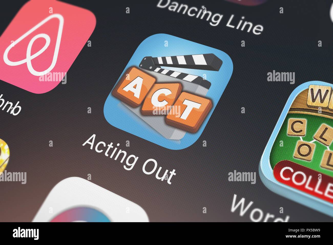 London, Regno Unito - 19 Ottobre 2018: l'acting out Free Video sciarade mobile app da App aziende su una schermata di iPhone. Foto Stock