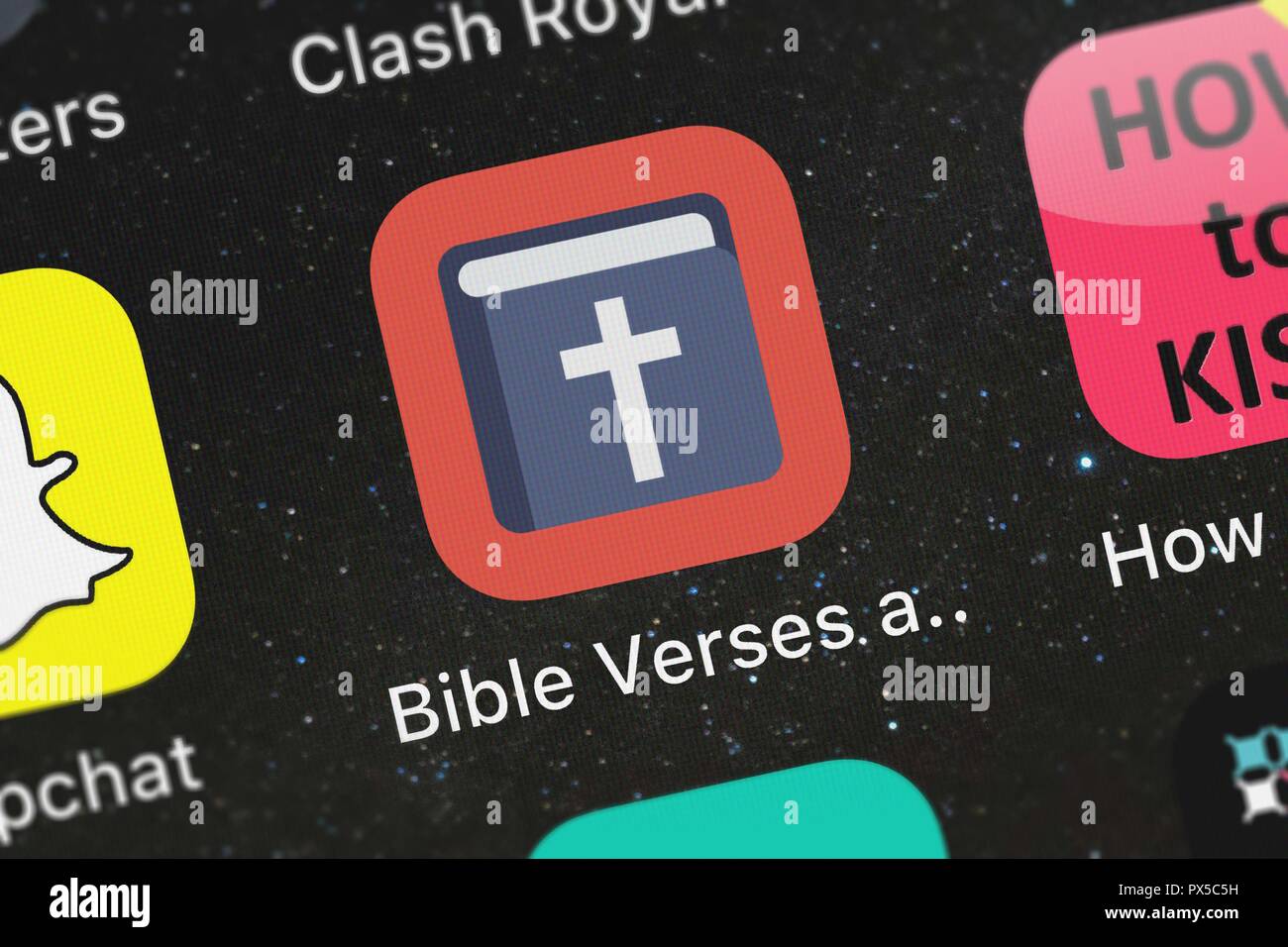 London, Regno Unito - 19 Ottobre 2018: Close-up dei versetti biblici e icona di promemoria da scimmia rubinetti su un iPhone. Foto Stock
