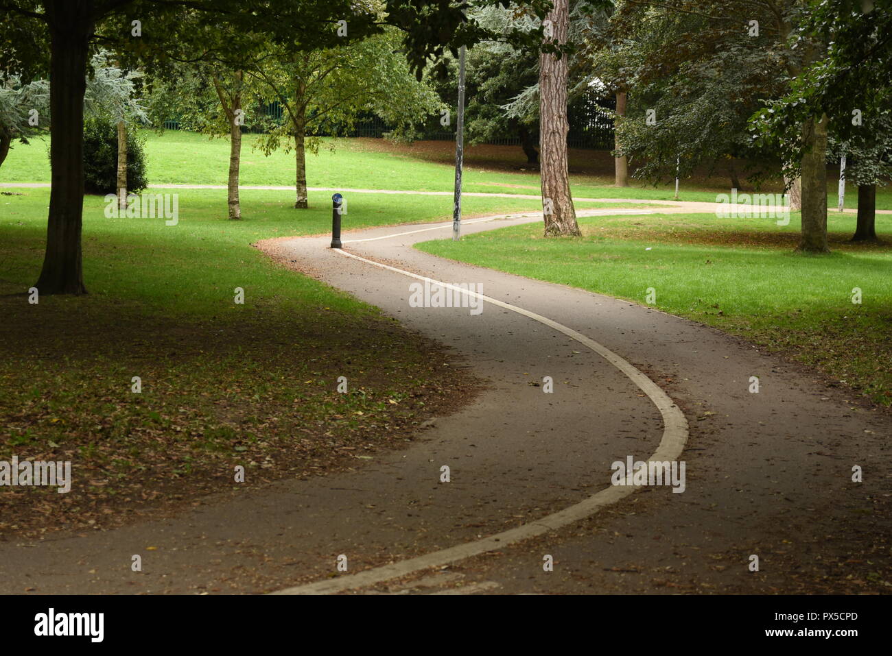 Percorso attraverso un parco Foto Stock