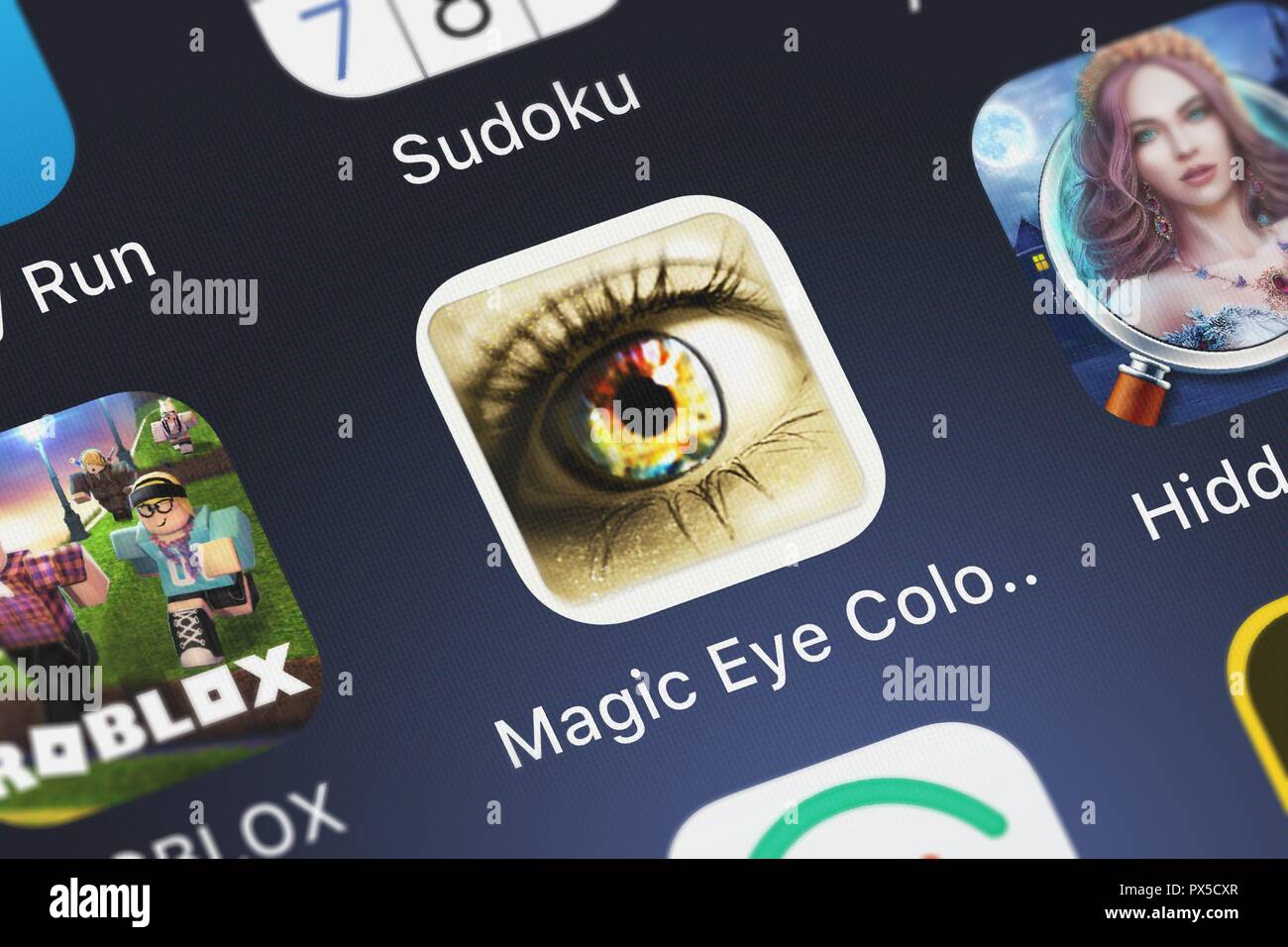 London, Regno Unito - 19 Ottobre 2018: l'occhio magico Color-Face specchio mobile app da Best Cool Video Editing di immagini Co., limitata su un iPhone scr Foto Stock