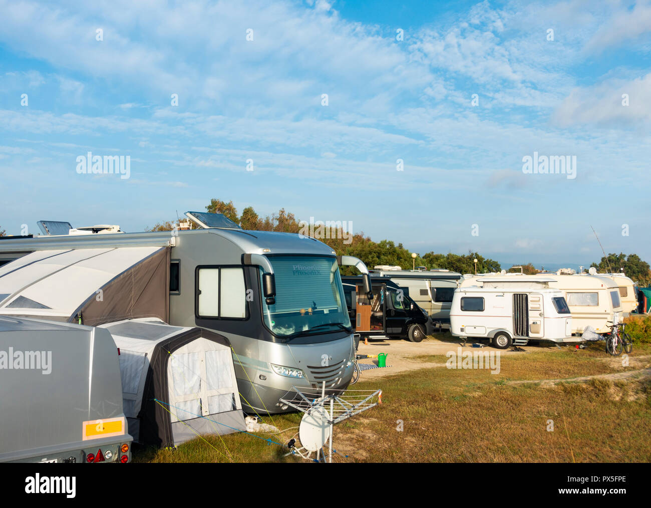 Il lusso camper e roulotte in campeggio vicino a Benidorm, Spagna Foto Stock
