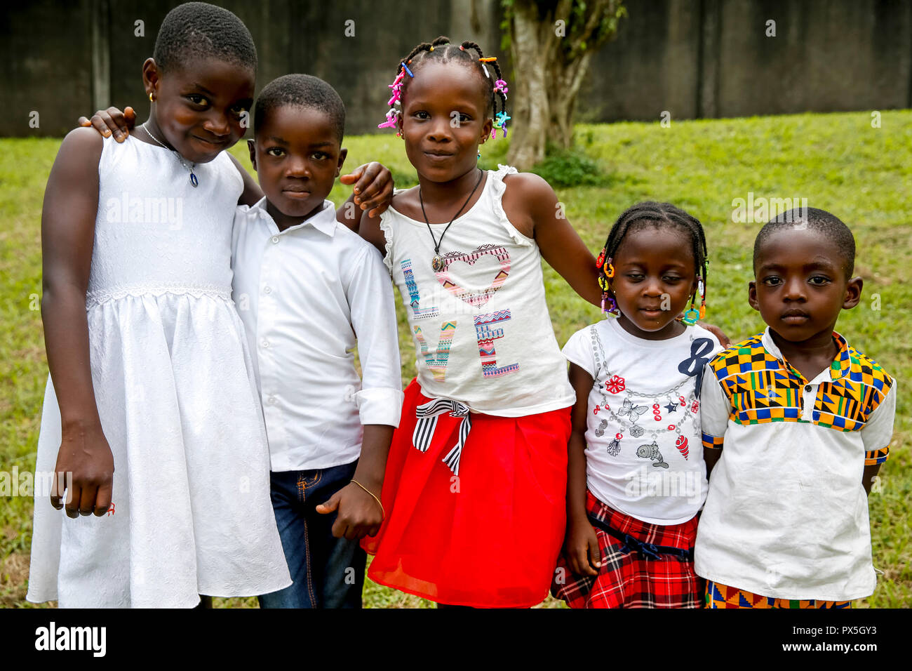 Bambini a Nostra Signora dell'Africa santuario Cattolico, Abidjan, Costa d'Avorio. Foto Stock