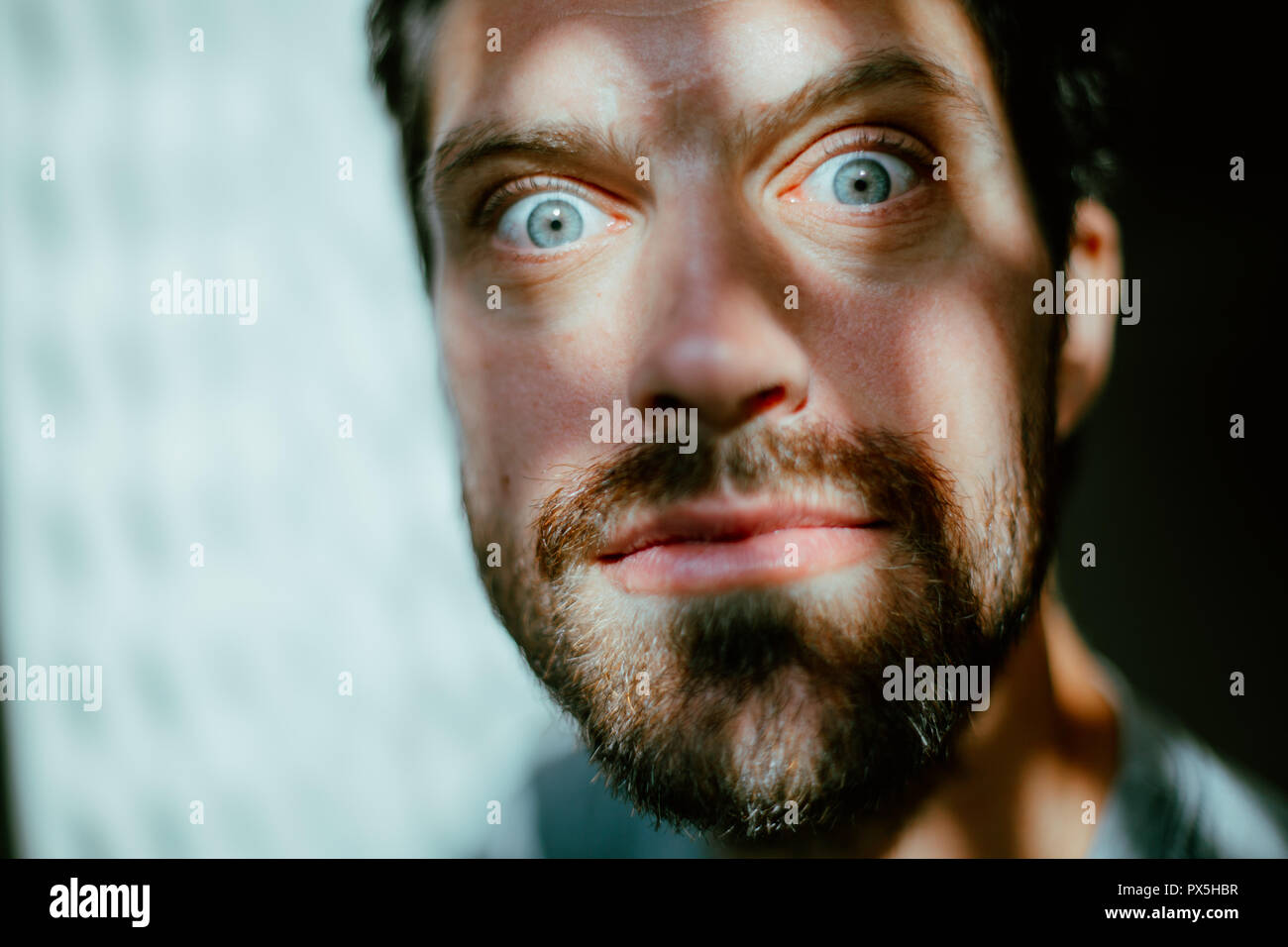 Foto del giovane con scary espressione facciale Foto Stock