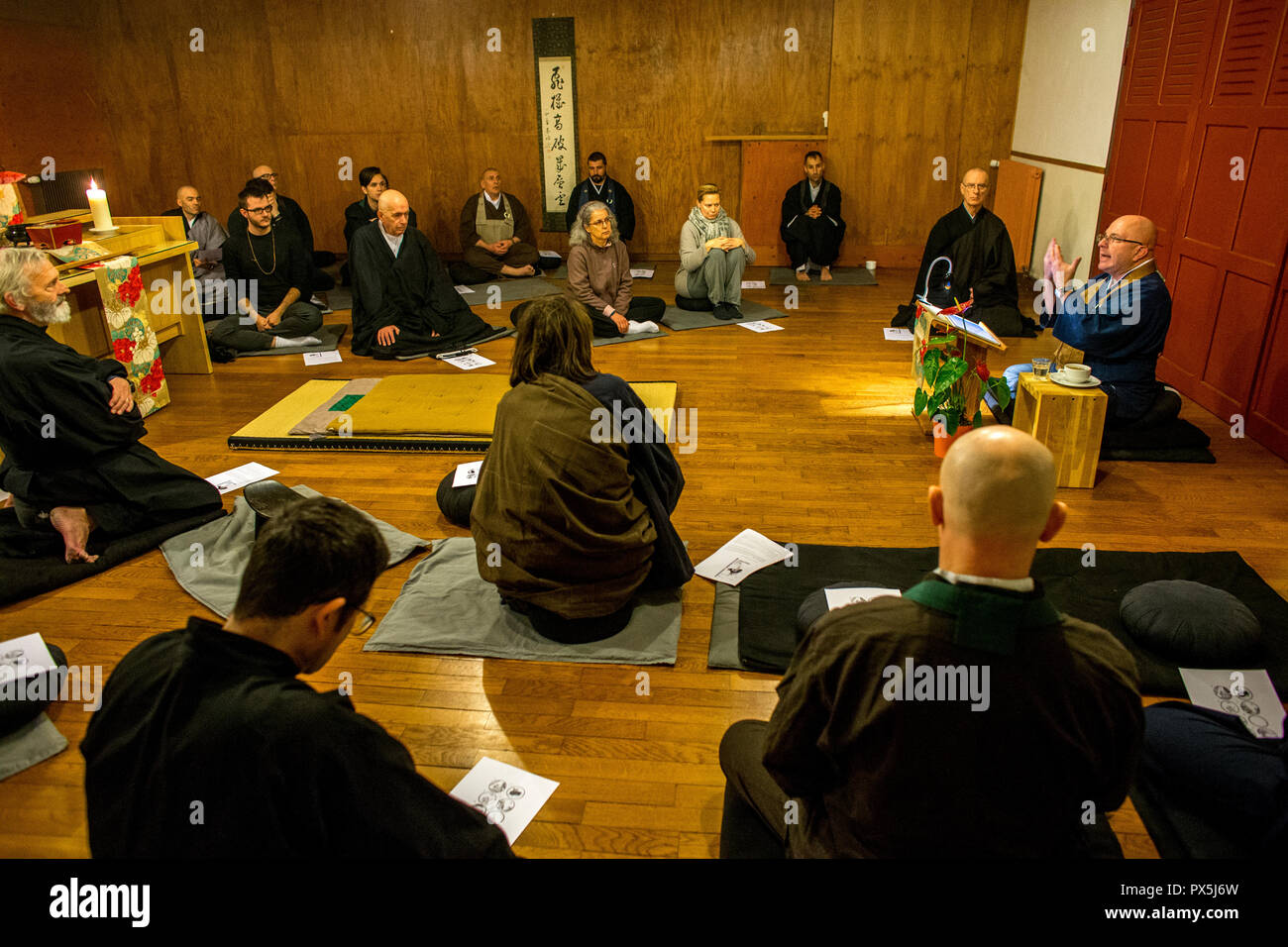 Zen sesshin (ritiro) in Lanau, Cantal, Francia. Master dando un dhamma talk (lezione). Foto Stock