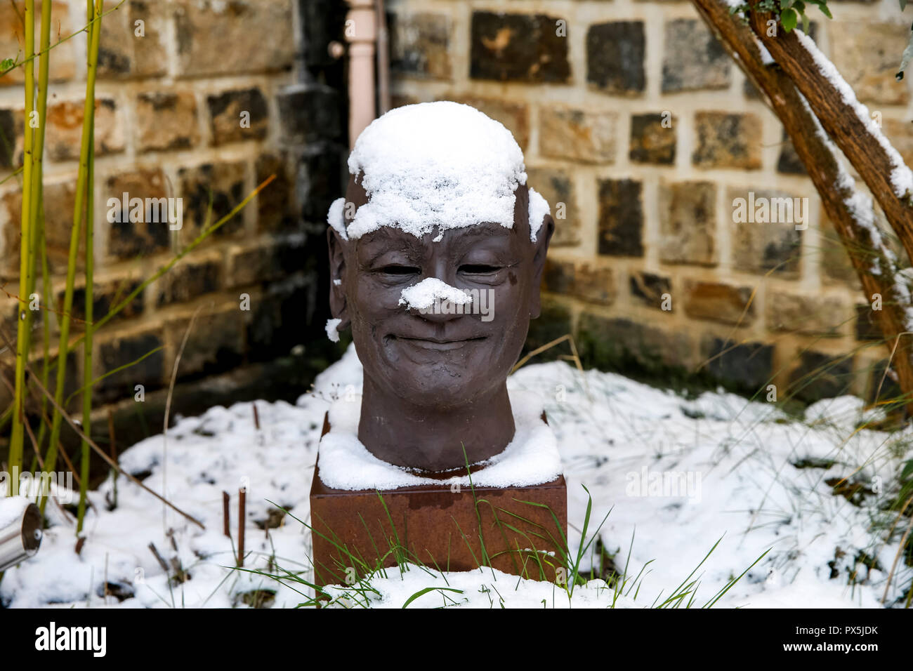 Zen sesshin in Lanau, Francia. Nevicato-up statua di Taisen Deshimaru. Foto Stock
