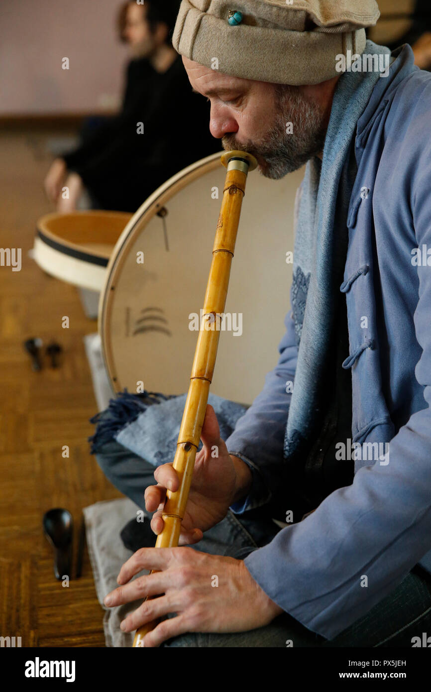Musicisti sufi di eseguire a un ritiro zen a Parigi, Francia. Foto Stock