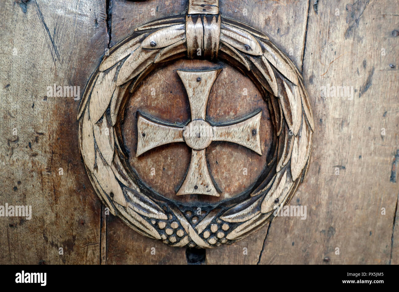 Chiesa di San Giovanni Battista,. Una croce cristiana. Megeve. La Francia. Foto Stock