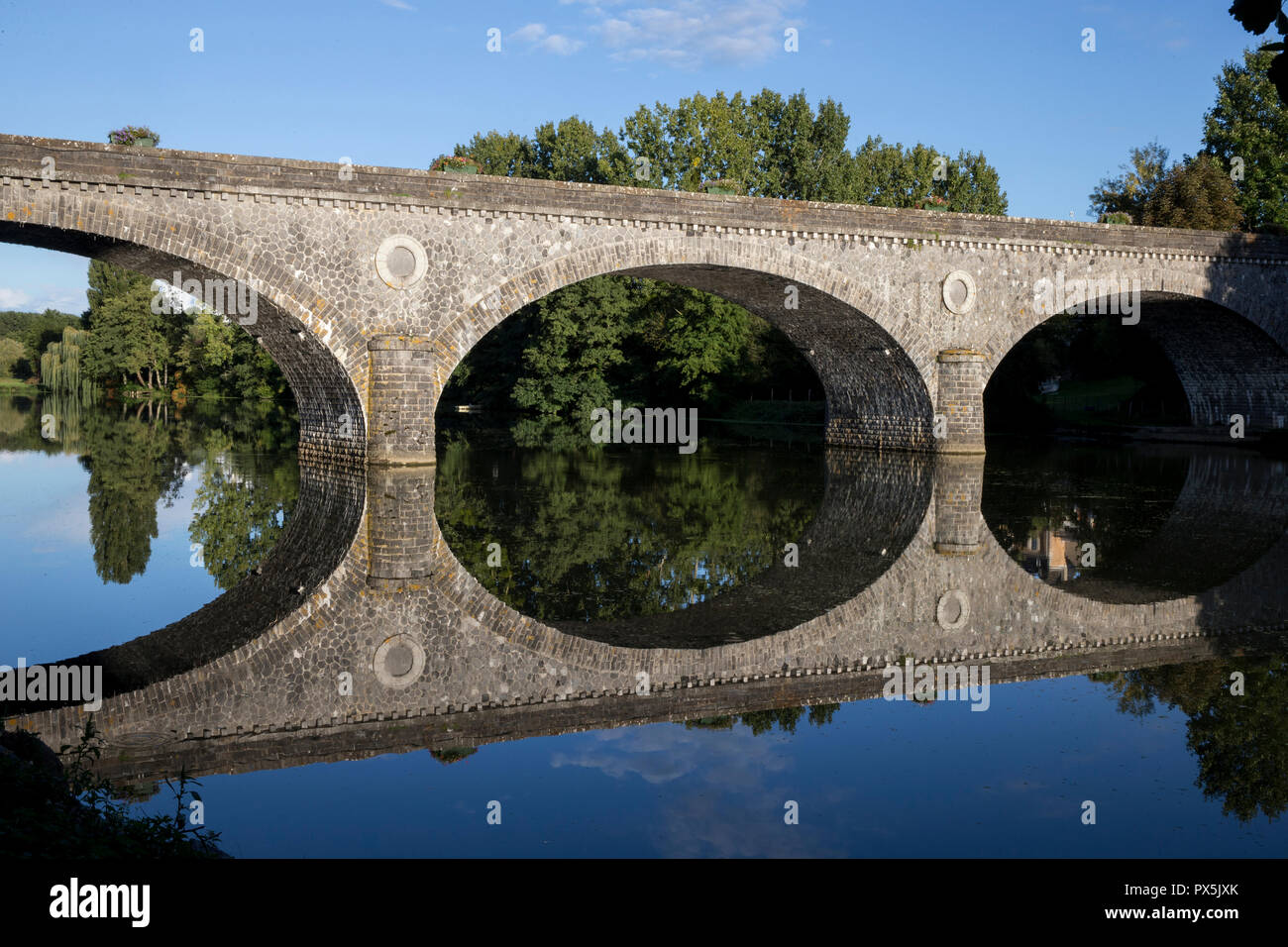 Ponte sul fiume Sarthe in Solesme, Francia. Foto Stock