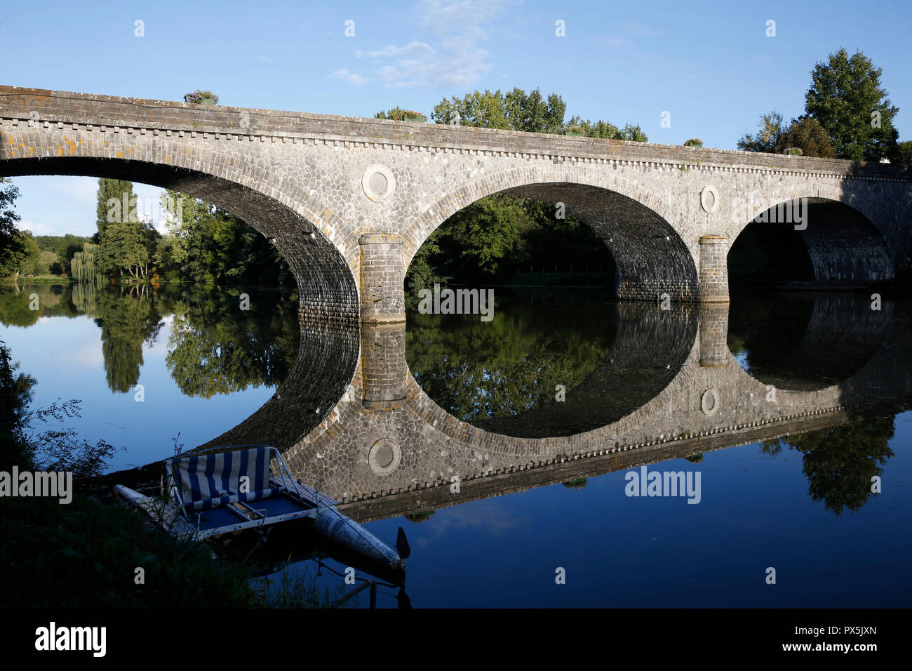 Ponte sul fiume Sarthe in Solesme, Francia. Foto Stock