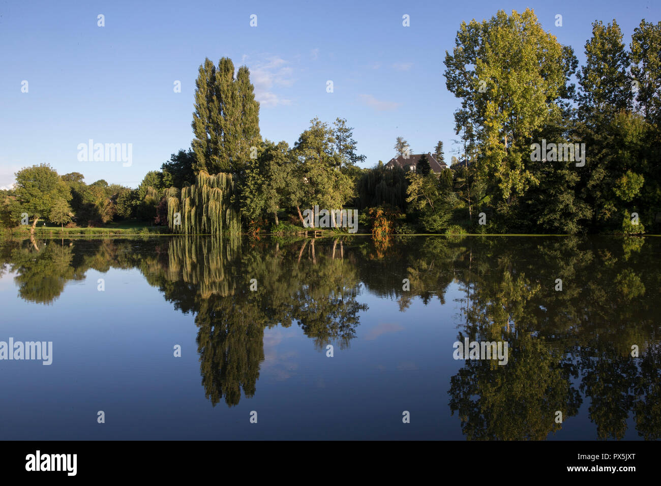 Fiume Sarthe in Solesme, Francia. Foto Stock