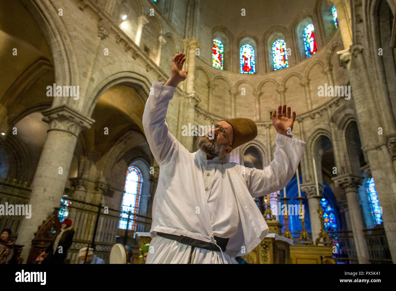 Sufi musulmani nozze in St Nicolas chiesa cattolica, Blois, Francia. Derviscio armato. Foto Stock