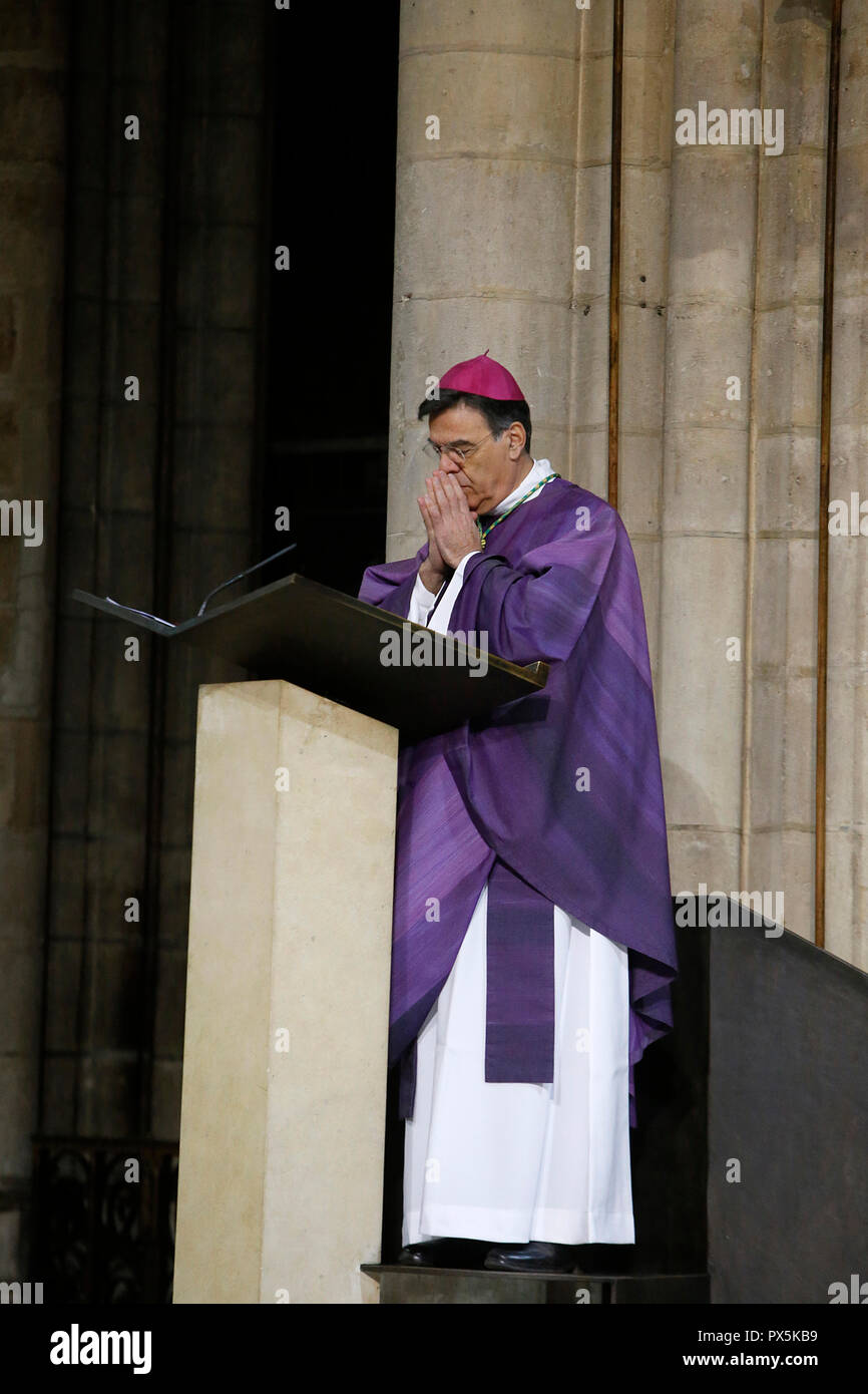 Il mercoledì delle ceneri celebrazione presso la cattedrale di Notre Dame di Parigi, Francia. Monsignor Michel Aupetit. Foto Stock