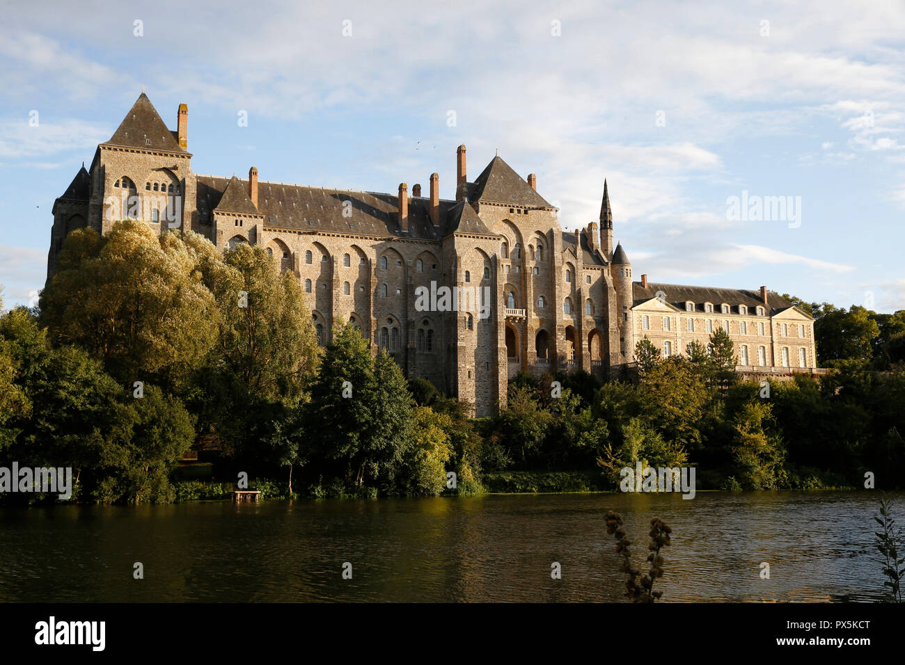 Fiume Sarthe e Solesme abbey, Francia. Foto Stock