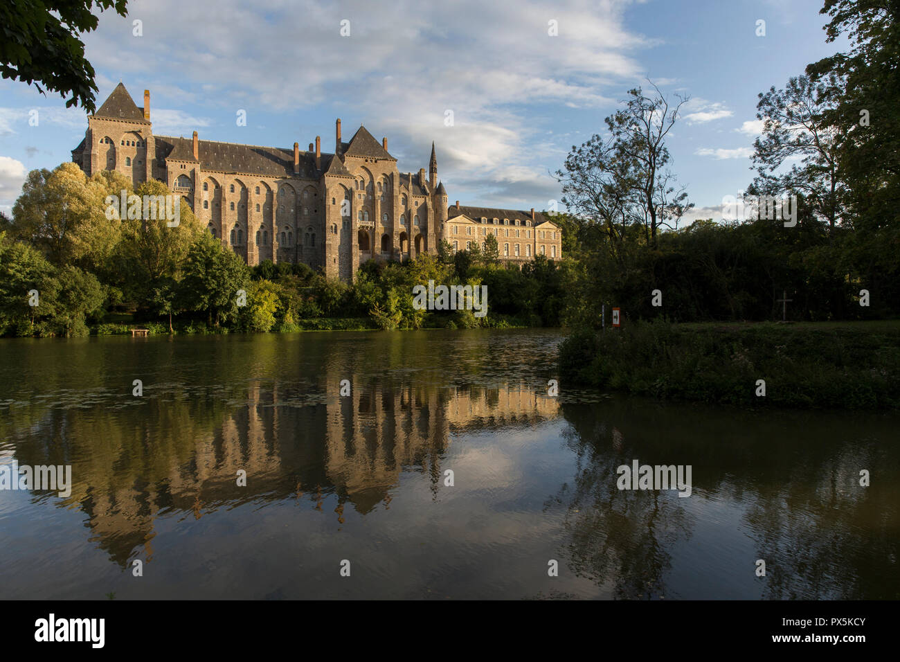 Fiume Sarthe e Solesme abbey, Francia. Foto Stock