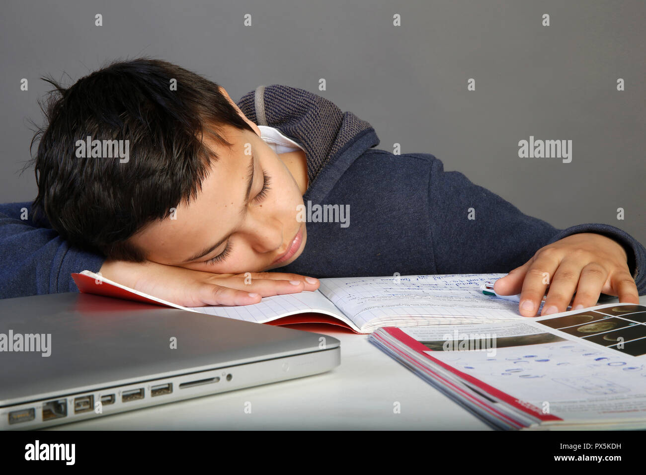 12-anno-vecchio scolaro addormentarsi sul suo dovere. Parigi, Francia. Foto Stock