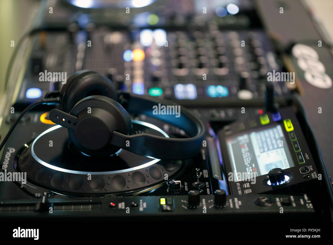 Telecomando e mixer DJ per la musica. La Francia. Foto Stock