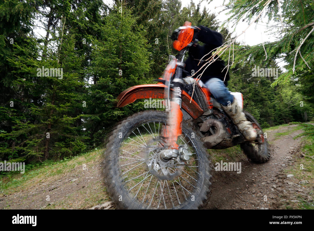Driver di Motocross a cavallo nelle Alpi francesi. La Francia. Foto Stock