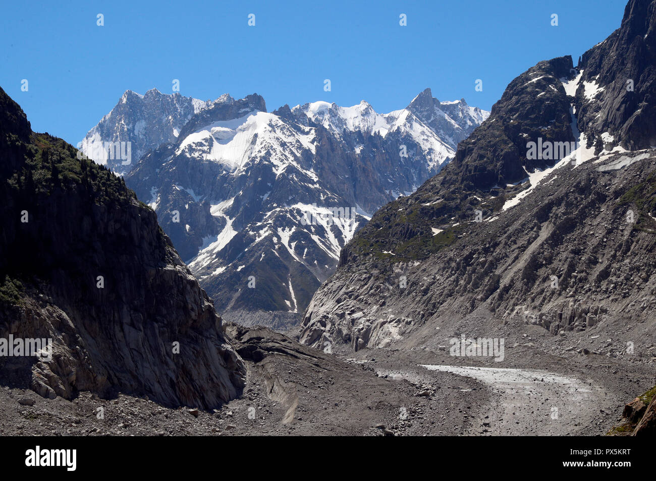 Sulle Alpi francesi. Massiccio del Monte Bianco. La Mer de Glace ghiacciaio che è assottigliata 150 metri dal 1820, e si ritirarono da 2300 metri. Chamonix. La Francia. Foto Stock