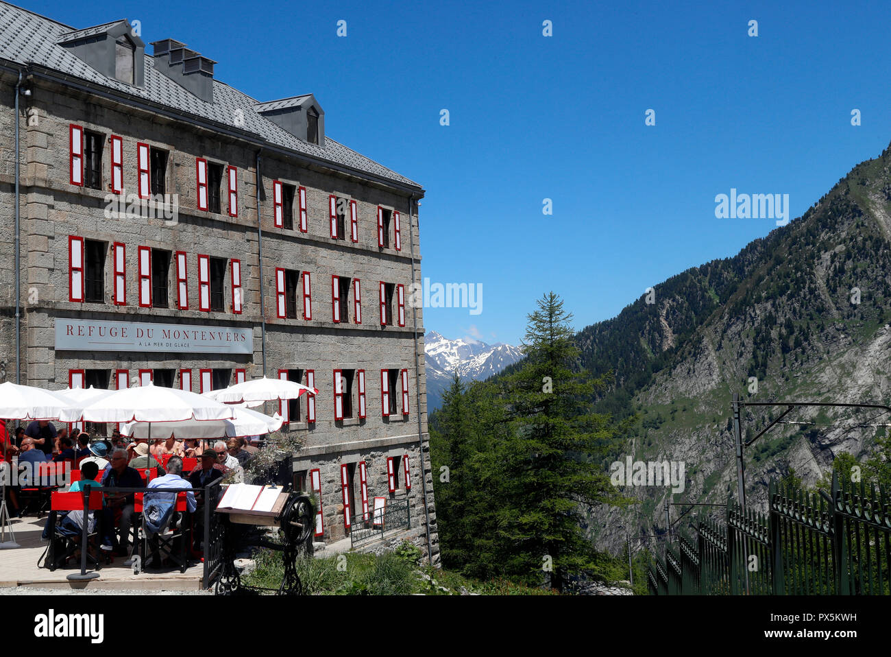 Sulle Alpi francesi. Massiccio del Monte Bianco. Il Montenvers Hotel Ristorante a 1913 metri. Chamonix. La Francia. Foto Stock