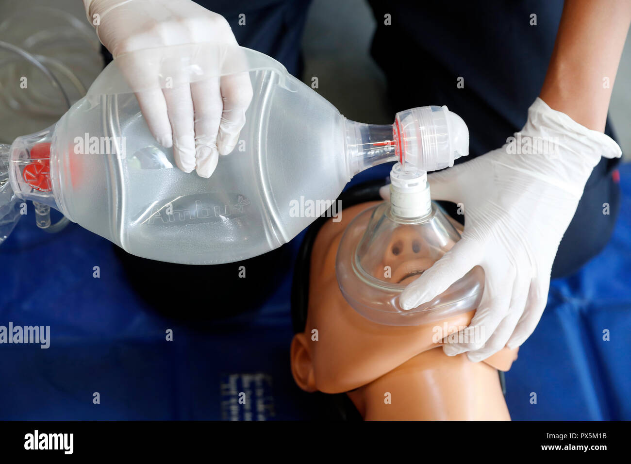 Salvare la vita di primo soccorso sul modello. Sessione di formazione esercizio. La Francia. Foto Stock