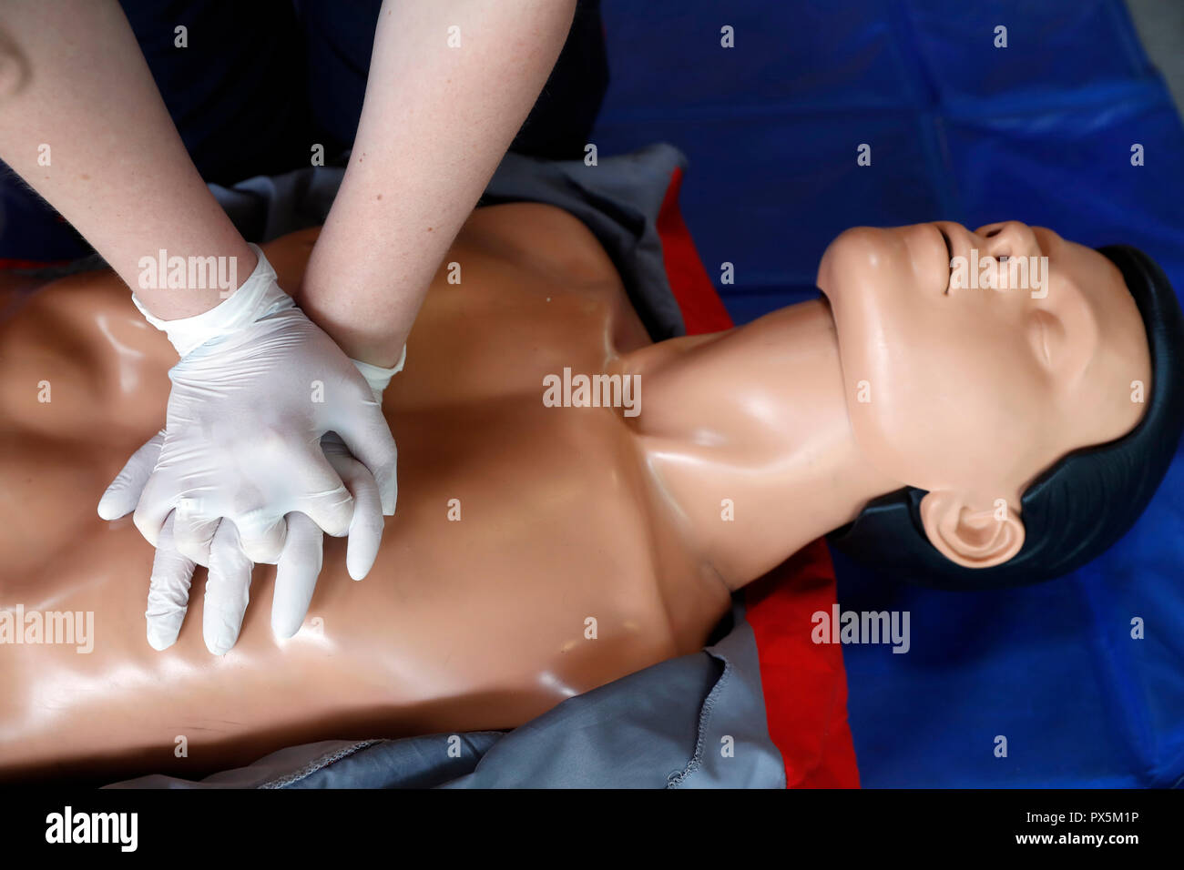 Salvare la vita di primo soccorso sul modello. Sessione di formazione esercizio. Il massaggio cardiaco. La Francia. Foto Stock
