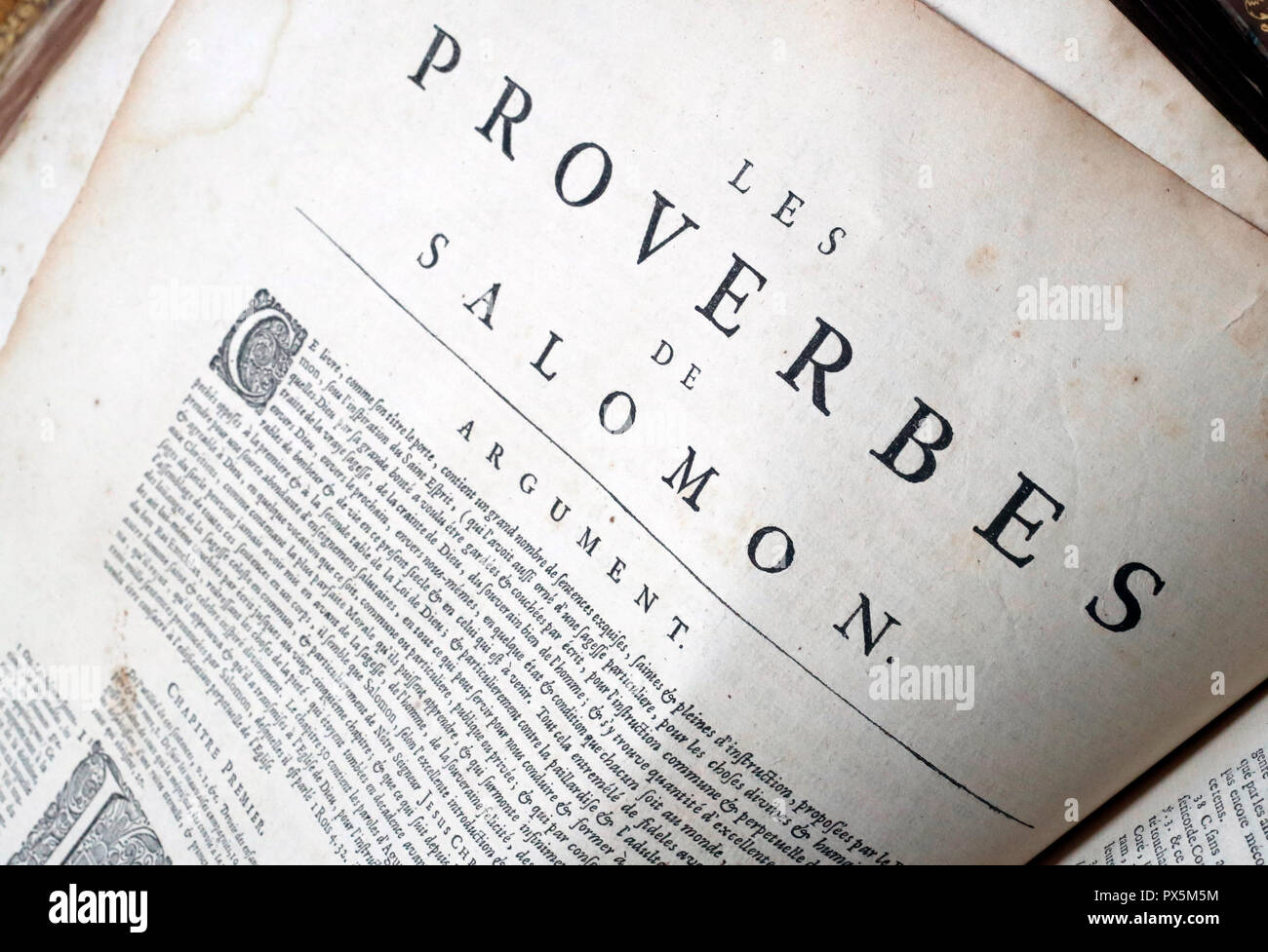 Vecchia bibbia in francese, 1669. Il Vecchio Testamento. La saggezza del libro. Proverbi. Foto Stock