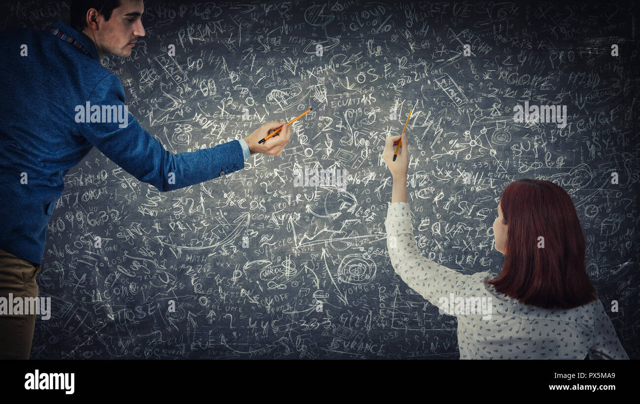 L uomo e la donna per condividere pensieri risolvere insieme i difficili compiti sulla lavagna. Idea exchange, hard matematica di calcolo. Progetto di business planning co Foto Stock
